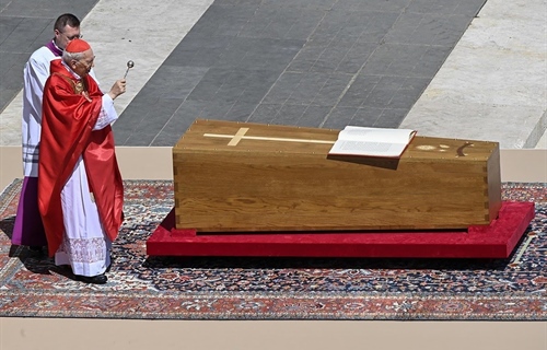 Papa Franjo ispraćen na vječni počinak