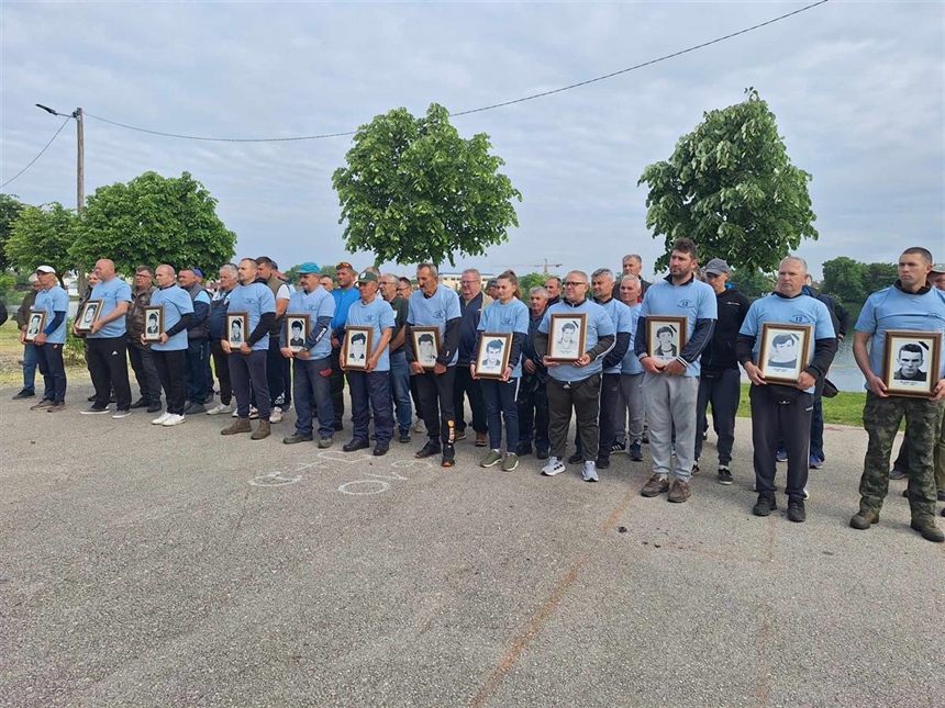 Davor Leko i momčad PU vukovarsko-srijemske pobjednici memorijalnog natjecanja u lovu ribe udicom na plovak