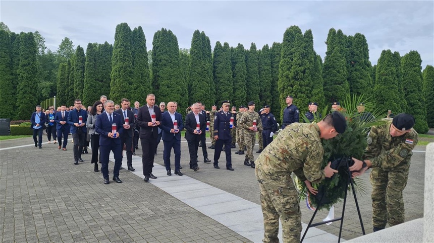 Vukovarsko-srijemska županija povodom Dana državnosti i Dana hrvatskih branitelja Vukovarsko-srijemske županije položila vijenac