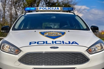 Vukovarski policajci vlasniku predali izgubljene predmete koje je pronašla zaposlenica benzinske postaje
