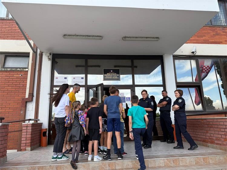 "Malci Genijalci" u posjeti Policijskoj upravi vukovarsko-srijemskoj