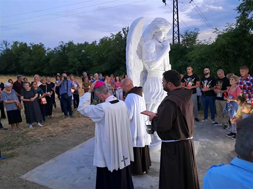 Blagoslovljen kip sv. Mihaela arkanđela u Šarengradu