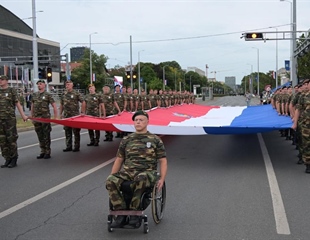Na svečanom vojnom mimohodu dvije Vukovarke, braniteljice Dželalija...