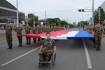 Na svečanom vojnom mimohodu dvije Vukovarke, braniteljice Dželalija Kovačić i Janko