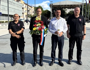 Izaslanstvo Grada Vukovara u Kninu položilo vijence i upalilo svijeće