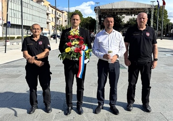 Izaslanstvo Grada Vukovara u Kninu položilo vijence i upalilo svijeće