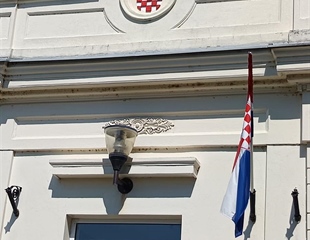 Hrvatski grb na Domu kulture u Sotinu - simbol zajedništva i ponosa