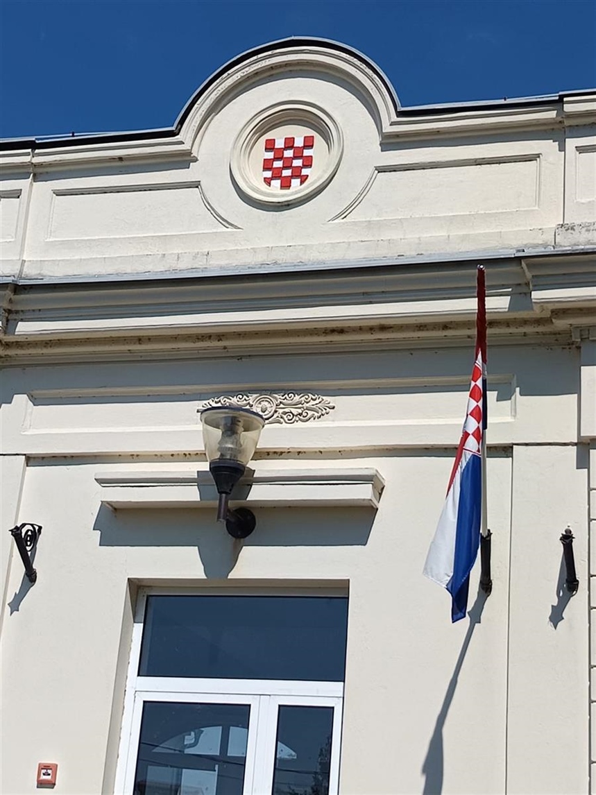 Hrvatski grb na Domu kulture u Sotinu - simbol zajedništva i ponosa