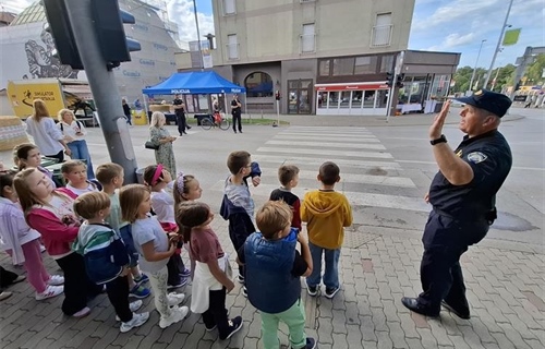 Policija educirala 300 prvašića o sigurnosti u prometu
