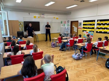 Policijski službenici u posjetu prvašićima Osnovne škole Dragutina Tadijanovića