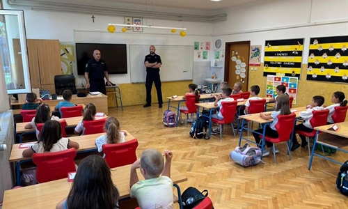 Policijski službenici u posjetu prvašićima Osnovne škole Dragutina...