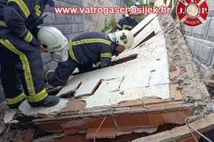Na radnike u Osijeku se srušio zid, spašavali ih vatrogasci