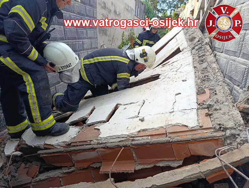 Na radnike u Osijeku se srušio zid, spašavali ih vatrogasci