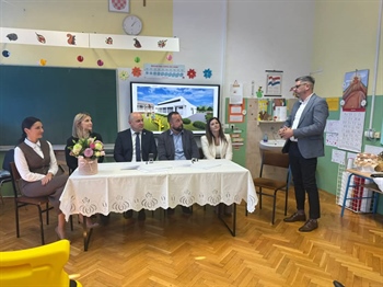 Potpisan ugovor za izgradnju i opremanje školske sportske dvorane OŠ Ilača-Banovci