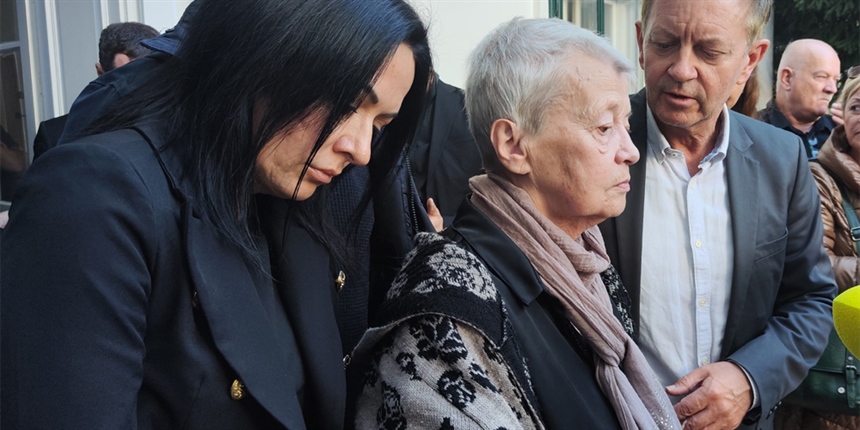 Majka Jean-Michela Nicoliera tvrdi da su mediji netočno prenijeli njene riječi te naglasila: "Podržavam da ljudi pokažu odakle su sve stigli i kamo pripadaju"