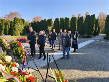 Koordinacija Vijeća i predstavnika nacionalnih manjina Vukovarsko-srijemske županije položila je vijenac i zapalila svijeće za sve žrtve  Domovinskog rata.