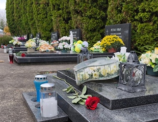 Na grobove na Memorijalnom groblju položene ruže i upaljene svijeće