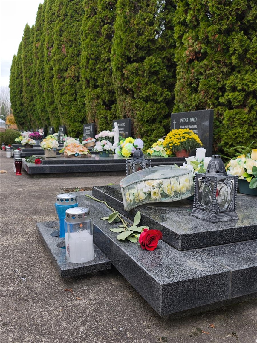 Na grobove na Memorijalnom groblju položene ruže i upaljene svijeće