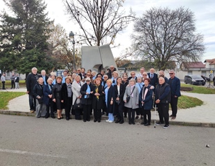 Zagrljaj bivših zaposlenika vukovarske ratne bolnice