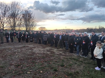 Upaljene svijeće i položeni vijenci kod Puta spasa