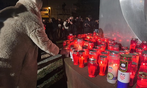 Molitva i paljenje svijeća u krugu vukovarske bolnice uoči Dana sjećanja