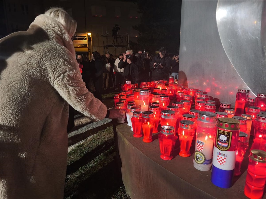 Molitva i paljenje svijeća u krugu vukovarske bolnice uoči Dana sjećanja