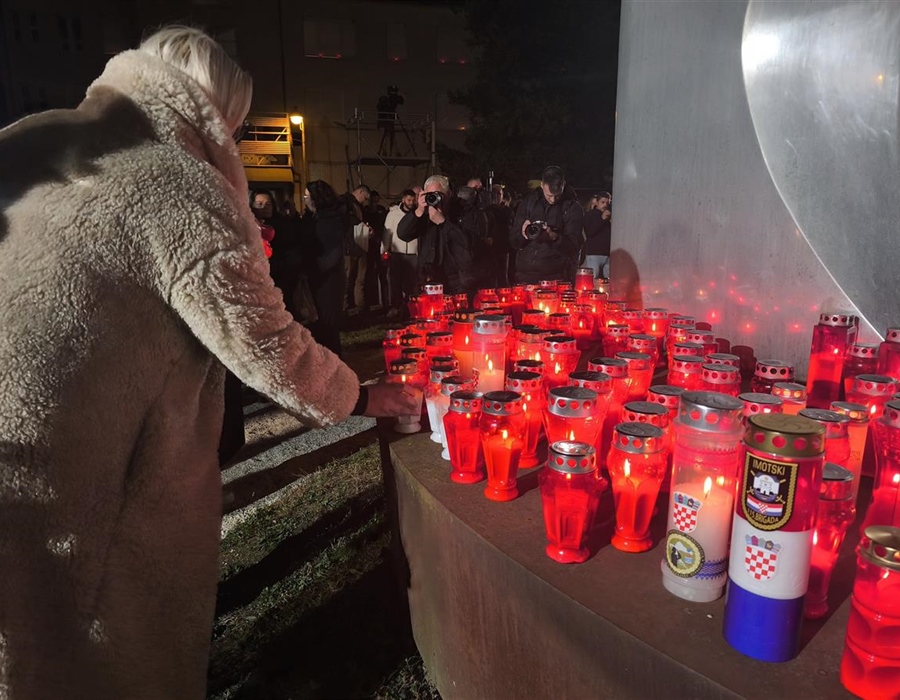 Molitva i paljenje svijeća u krugu vukovarske bolnice uoči Dana sjećanja