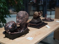 Izložba braniteljskih umjetnika otvorena u vinkovačkoj Gradskoj knjižnici