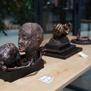 Izložba braniteljskih umjetnika otvorena u vinkovačkoj Gradskoj knjižnici