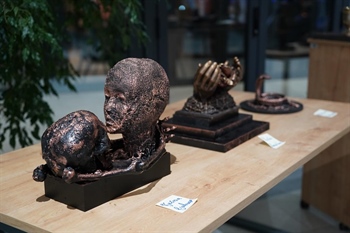 Izložba braniteljskih umjetnika otvorena u vinkovačkoj Gradskoj knjižnici