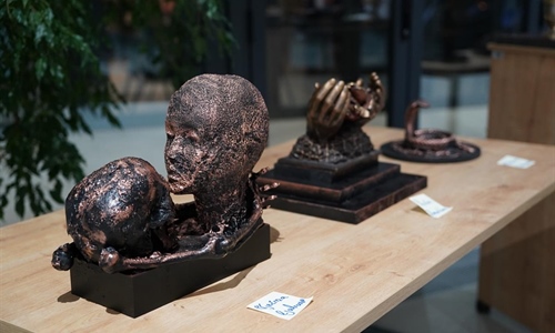 Izložba braniteljskih umjetnika otvorena u vinkovačkoj Gradskoj knjižnici