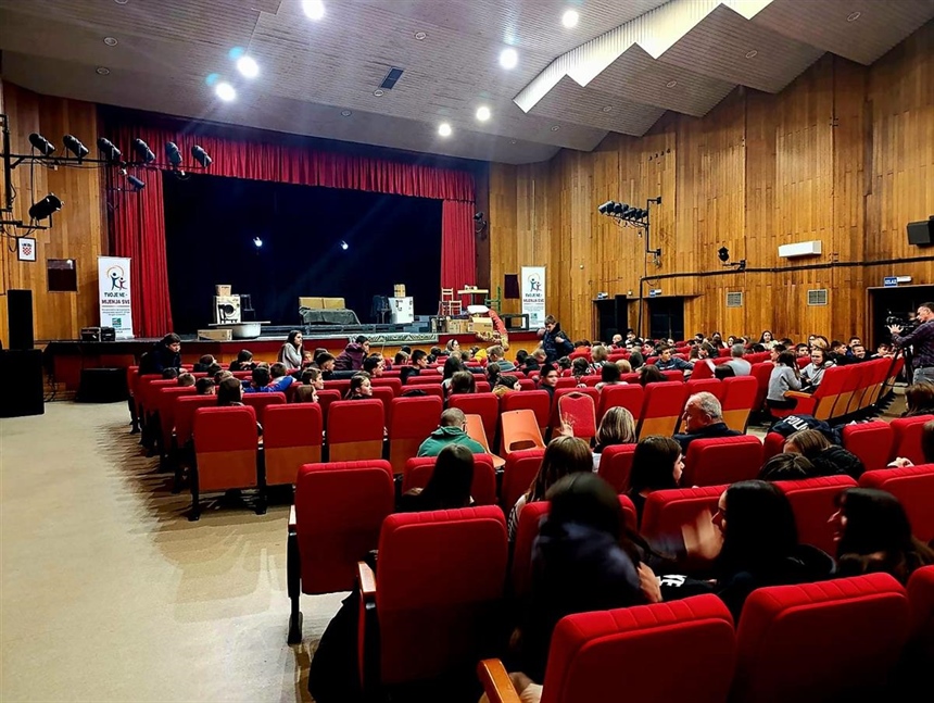 Županja ustala protiv ovisnosti: Osječki „Zmajevi koji ne lete“ rasplakali i upozorili mlade