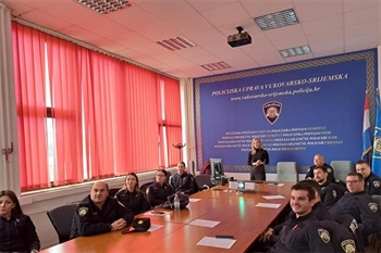 Provedena edukacija policijskih službenika o dječjim auto-sjedalicama