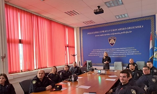 Provedena edukacija policijskih službenika o dječjim auto-sjedalicama