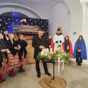 Upaljena prva adventska svijeća