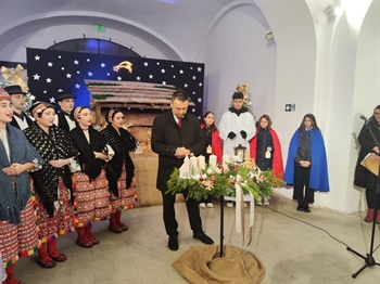 Upaljena prva adventska svijeća