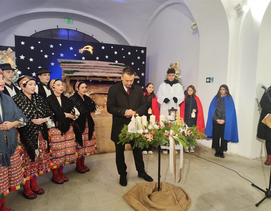 Upaljena prva adventska svijeća