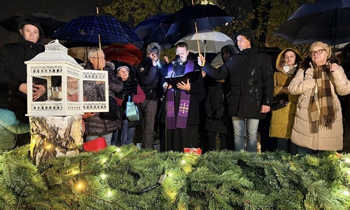 Svjetlo nade obasjalo Slavoniju: Upaljene prve adventske svijeće u...
