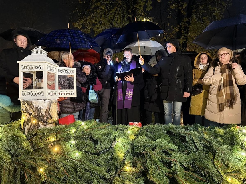 Svjetlo nade obasjalo Slavoniju: Upaljene prve adventske svijeće u Osijeku i Vinkovcima