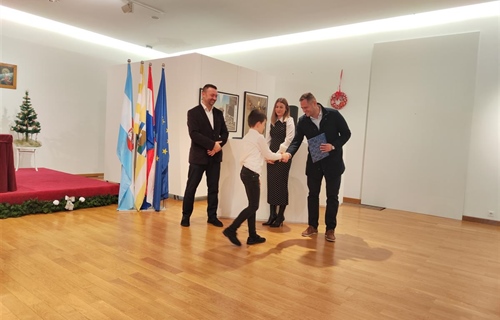 Učenicima 200, studentima 250 eura