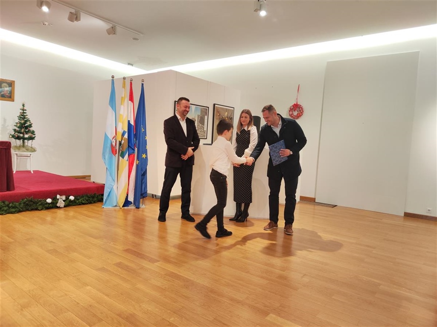 Učenicima 200, studentima 250 eura