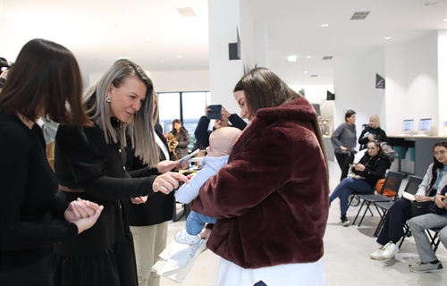 Novčane naknade i prigodni pokloni za vinkovačku novorođenčad