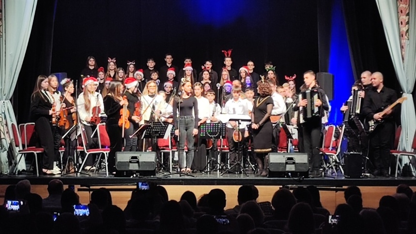 Prepun Hrvatski dom u znaku glazbe i plesa: polaznici glazbene škole oduševili božićnim koncertom