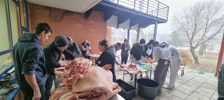 Kad škola miriše na djetinjstvo: srednjoškolci oživjeli slavonsku svinjokolju