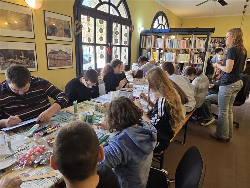 U Vukovaru za učenike organizirana radionica izrade božićnih ukrasa