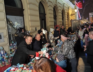 Radost Adventa na vukovarskom trgu: tisuće dječjih osmijeha uz...