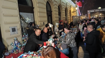 Radost Adventa na vukovarskom trgu: tisuće dječjih osmijeha uz paketiće, čaroliju i klizanje