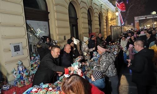 Radost Adventa na vukovarskom trgu: tisuće dječjih osmijeha uz...