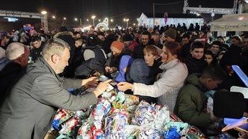Radost Adventa na vukovarskom trgu: tisuće dječjih osmijeha uz paketiće, čaroliju i klizanje