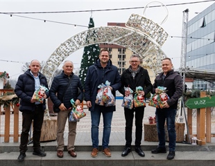 Grad Vukovar donirao je prigodne božićne paketiće za hrvatsku djecu iz...